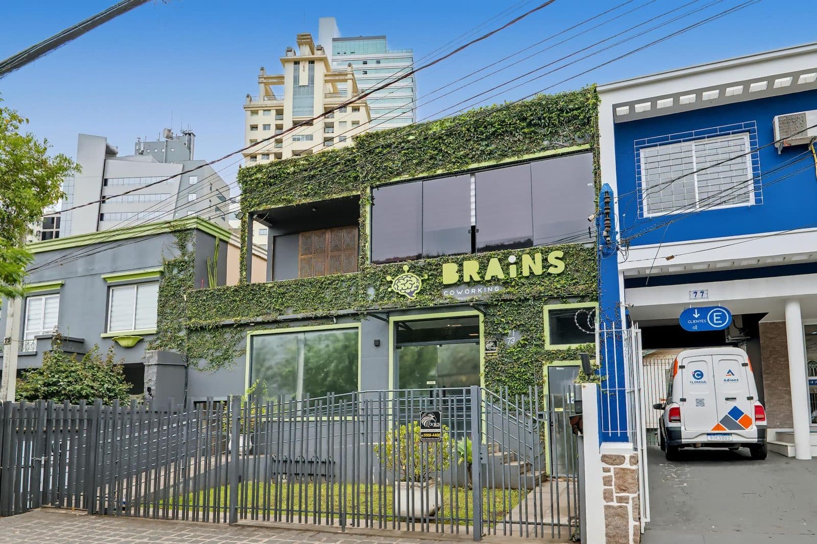 Fachada do Brains Batel, prédio coberto de vegetação no bairro Batel, em Curitiba